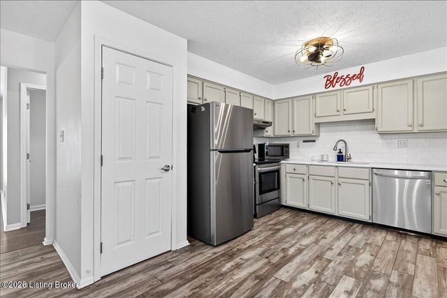 3414 Hunsinger Ln, Louisville, KY 40220