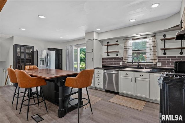 1277 S Wake Road, New Berlin, IL 62670