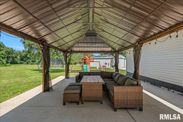 1277 S Wake Road, New Berlin, IL 62670