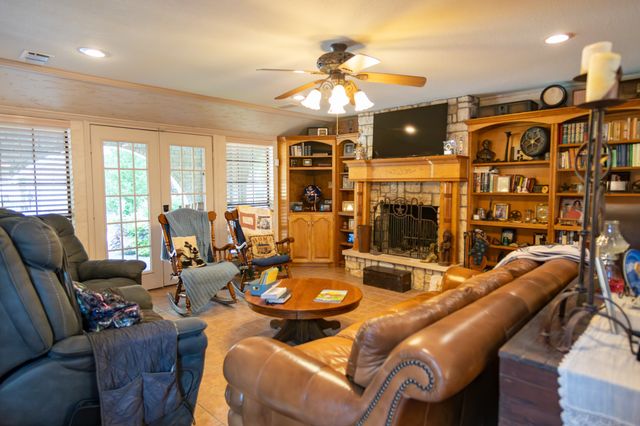 408 Rainey Street, Bonham, TX 75418