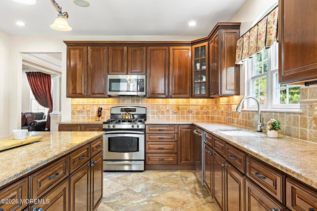 23 Taylors Run, Tinton Falls, NJ 07712