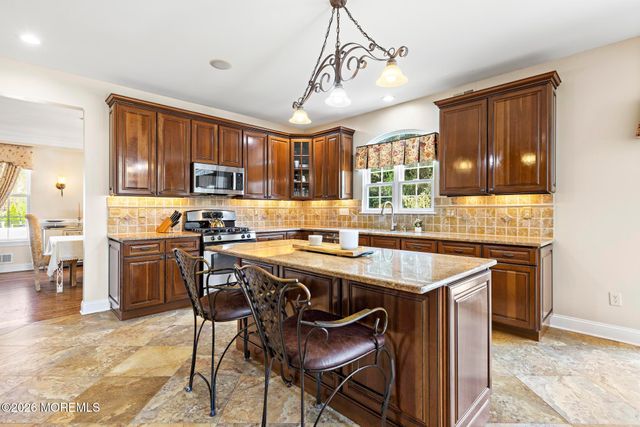 23 Taylors Run, Tinton Falls, NJ 07712