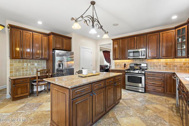 23 Taylors Run, Tinton Falls, NJ 07712