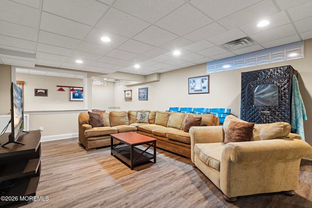 23 Taylors Run, Tinton Falls, NJ 07712
