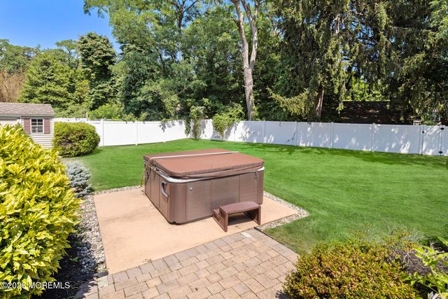 23 Taylors Run, Tinton Falls, NJ 07712