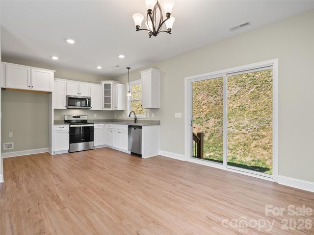 373 Barefoot Ridge, Clyde, NC 28721