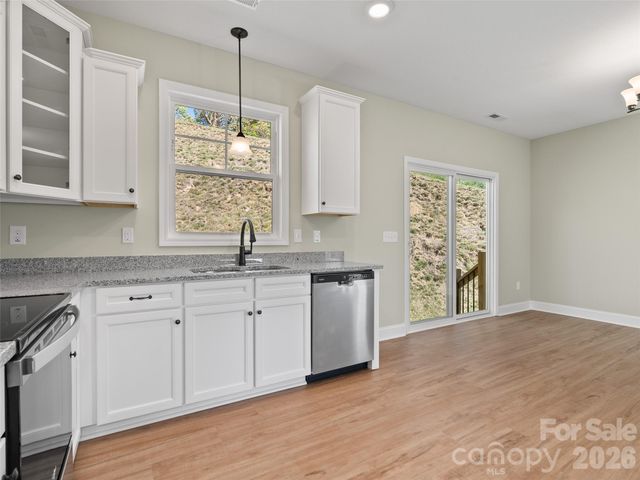 373 Barefoot Ridge, Clyde, NC 28721
