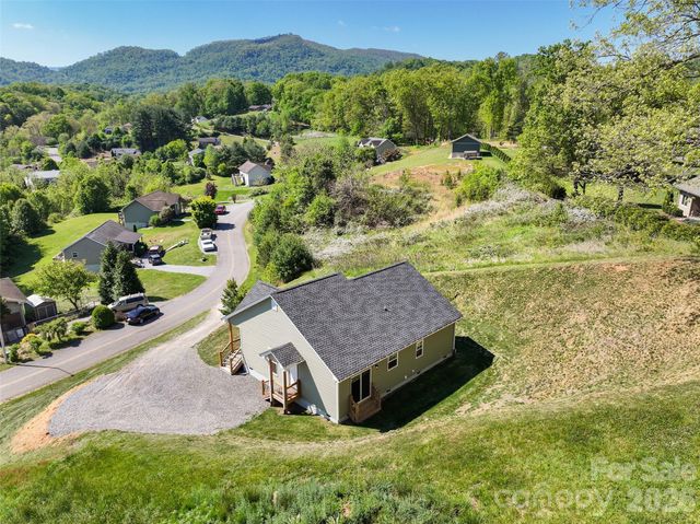 373 Barefoot Ridge, Clyde, NC 28721