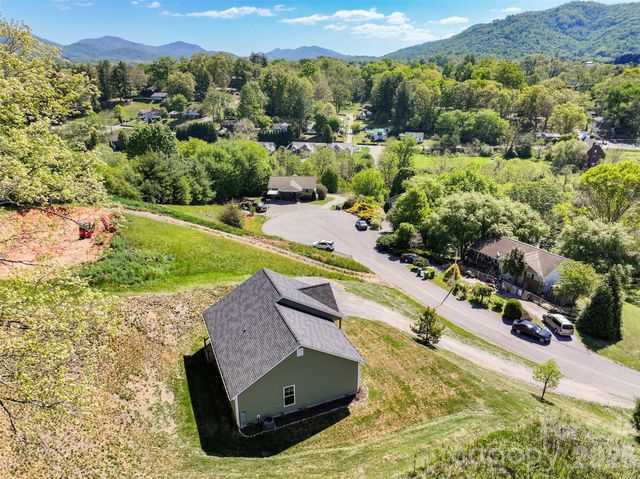 373 Barefoot Ridge, Clyde, NC 28721