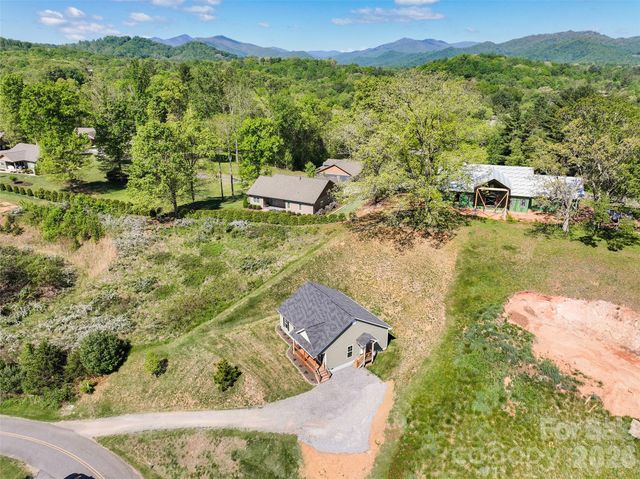 373 Barefoot Ridge, Clyde, NC 28721