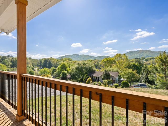 373 Barefoot Ridge, Clyde, NC 28721