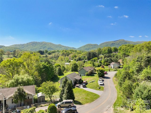 373 Barefoot Ridge, Clyde, NC 28721
