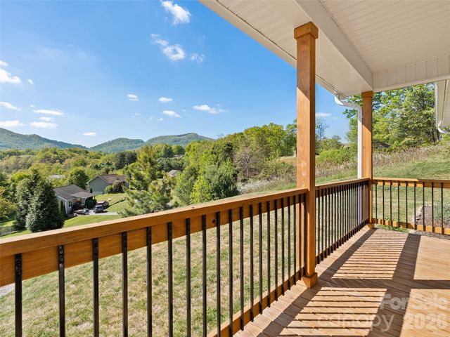 373 Barefoot Ridge, Clyde, NC 28721