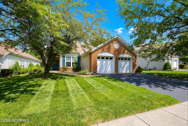 18 Bellflower Drive, Lakewood, NJ 08701
