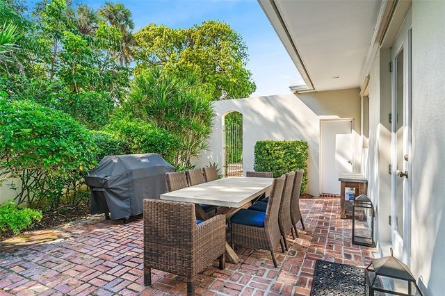 190 Oleander Way, Vero Beach, FL 32963