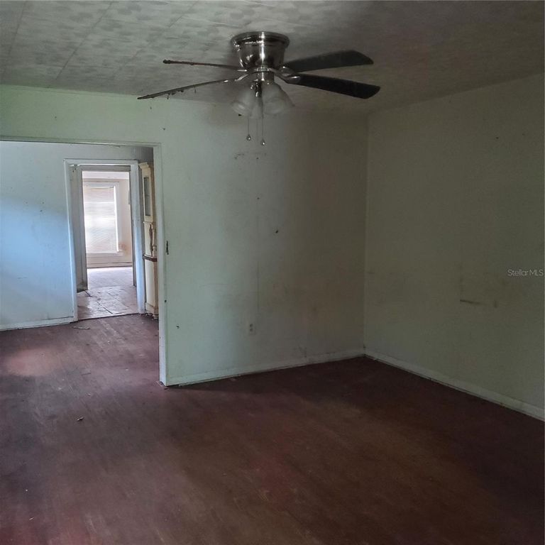 Image 4 of property listing at 949 LAKE STREET, Lake Hamilton, FL 33851