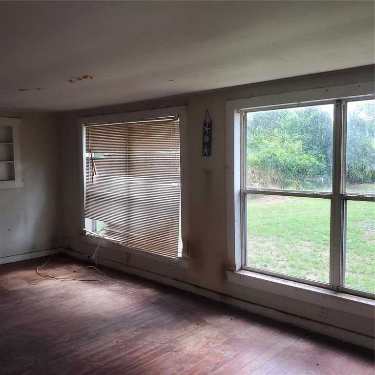 Image 7 of property listing at 949 LAKE STREET, Lake Hamilton, FL 33851