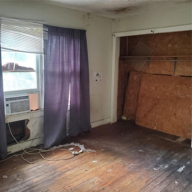 Image 9 of property listing at 949 LAKE STREET, Lake Hamilton, FL 33851