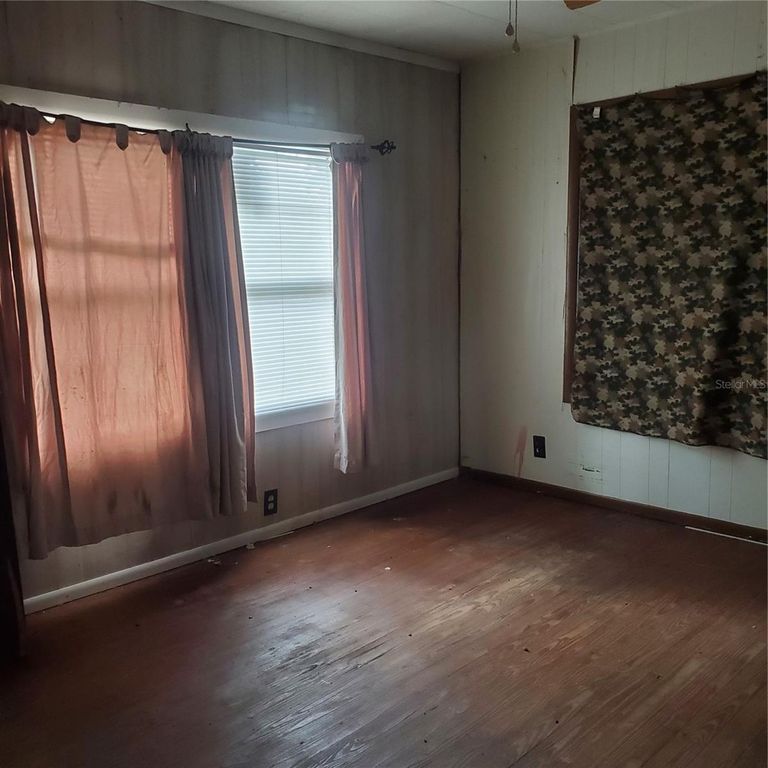 Image 10 of property listing at 949 LAKE STREET, Lake Hamilton, FL 33851