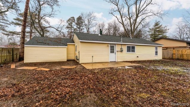 2750 Jackson Boulevard, Highland, MI 48356