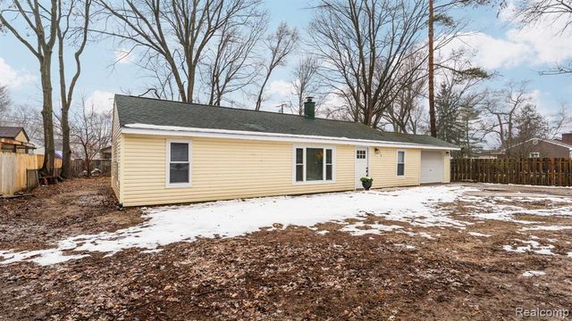 2750 Jackson Boulevard, Highland, MI 48356