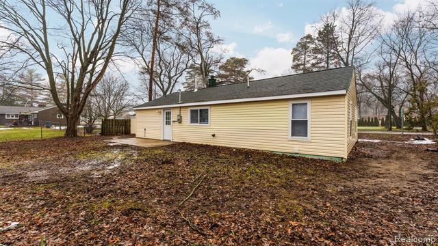 2750 Jackson Boulevard, Highland, MI 48356