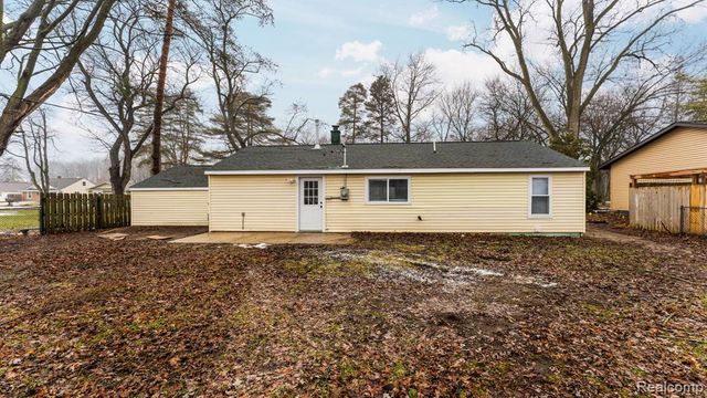 2750 Jackson Boulevard, Highland, MI 48356