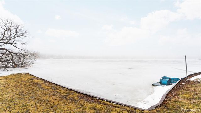 2750 Jackson Boulevard, Highland, MI 48356