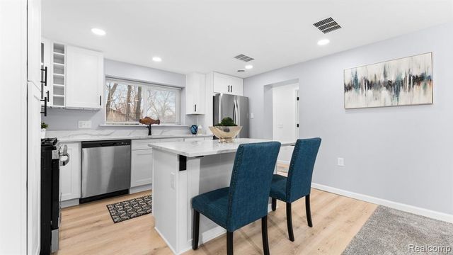 2750 Jackson Boulevard, Highland, MI 48356