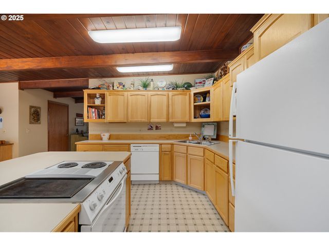 1064 S FRONT St, Rockaway Beach, OR 97136