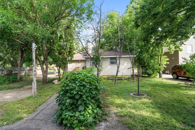 720 Bluff Avenue E, Shakopee, MN 55379