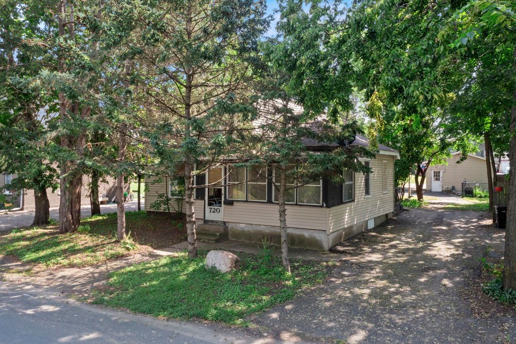 720 Bluff Avenue E, Shakopee, MN 55379