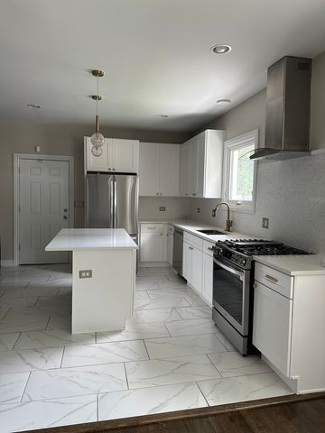 7700 S Paxton Avenue, Chicago, IL 60649