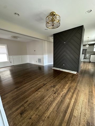 7700 S Paxton Avenue, Chicago, IL 60649