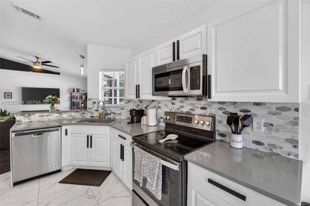 2303 NORTHERN LEAF ST, Orlando, FL 32817