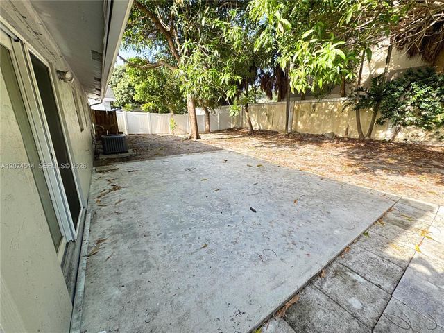 61 SW 34th Ave, Deerfield Beach, FL 33442