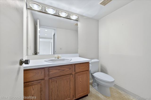 23289 N Chanticleer Drive, Southfield, MI 48034