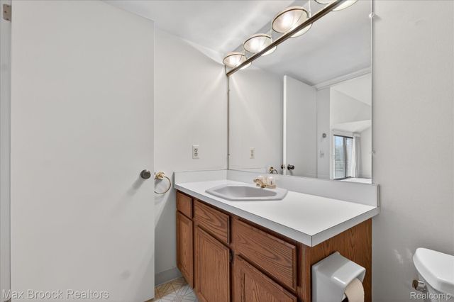 23289 N Chanticleer Drive, Southfield, MI 48034