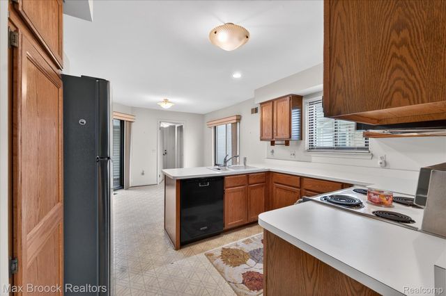 23289 N Chanticleer Drive, Southfield, MI 48034