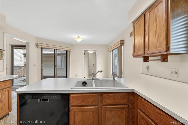 23289 N Chanticleer Drive, Southfield, MI 48034