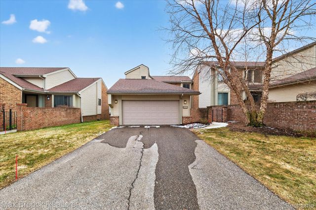 23289 N Chanticleer Drive, Southfield, MI 48034