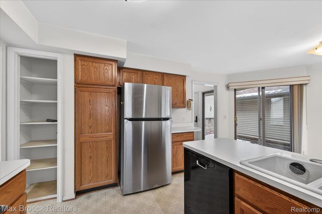 23289 N Chanticleer Drive, Southfield, MI 48034