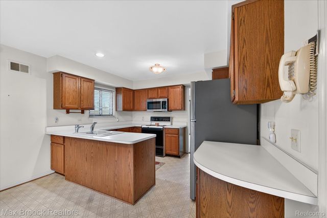 23289 N Chanticleer Drive, Southfield, MI 48034