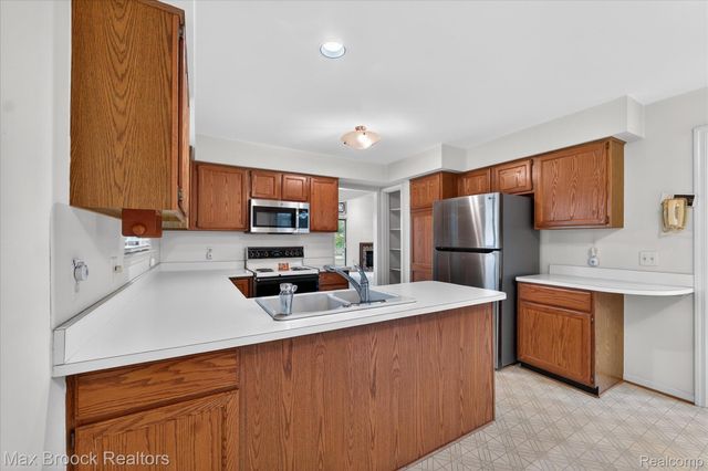 23289 N Chanticleer Drive, Southfield, MI 48034