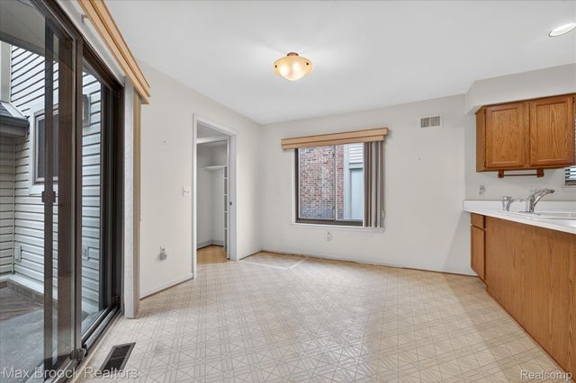 23289 N Chanticleer Drive, Southfield, MI 48034