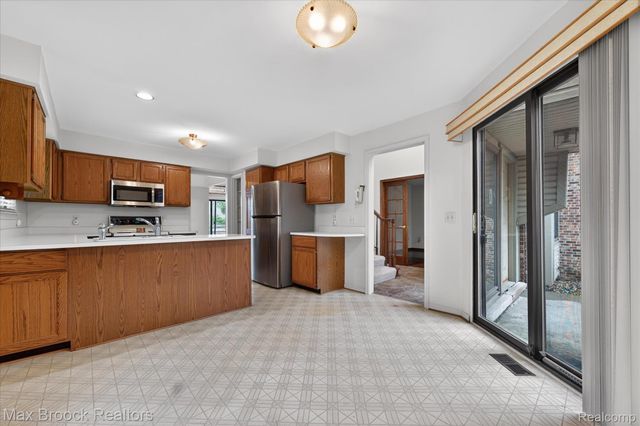 23289 N Chanticleer Drive, Southfield, MI 48034