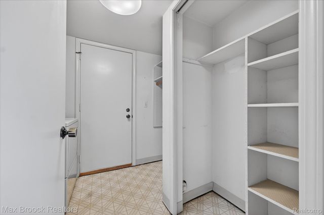 23289 N Chanticleer Drive, Southfield, MI 48034