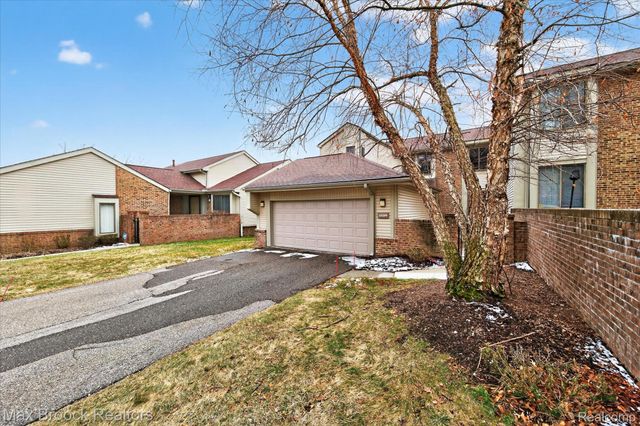 23289 N Chanticleer Drive, Southfield, MI 48034