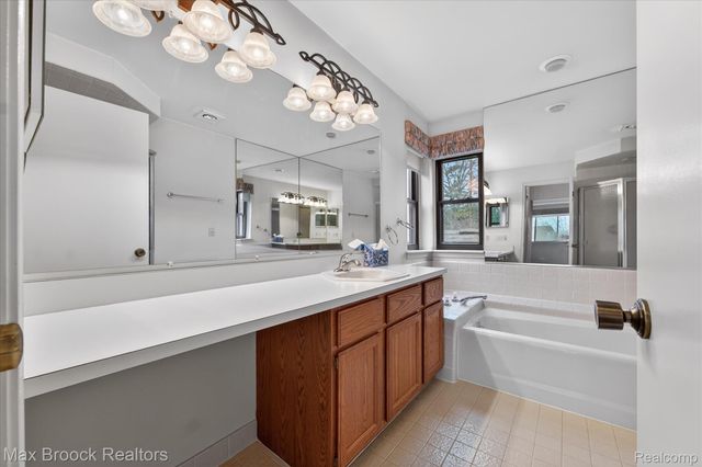 23289 N Chanticleer Drive, Southfield, MI 48034