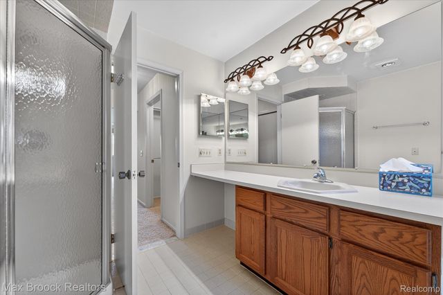 23289 N Chanticleer Drive, Southfield, MI 48034